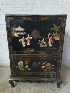 картинка Старинный китайский комод с росписью и инкрустацией салоне старинных вещей "Шебби" являющийся официальным дистрибьютором в России и Беларуси