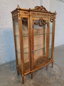 картинка Антикварная ореховая витрина с резными цветами и лентами салоне старинных вещей "Шебби" являющийся официальным дистрибьютором в России и Беларуси