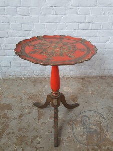 картинка Старинный приставной столик в стиле Рококо салоне старинных вещей "Шебби" являющийся официальным дистрибьютором в России и Беларуси