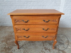 картинка Старинный дубовый комод в стиле Людовика XV салоне старинных вещей "Шебби" являющийся официальным дистрибьютором в России и Беларуси