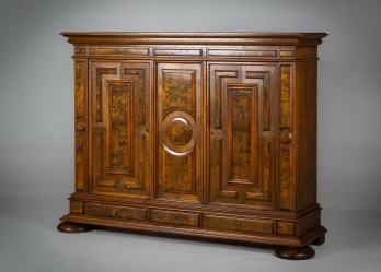 Антикварный высокий комод с геометрическим рисунком код. RM4165244