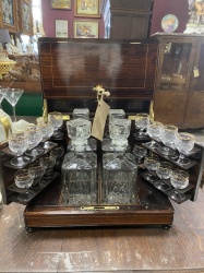 Старинный ликерный набор: шкафчик, декантеры (4 шт.) и рюмки (16 шт.) код. YAR03