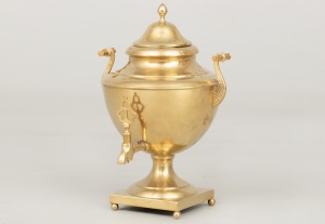 картинка Старинный самовар из латуни салоне старинных вещей "Шебби" являющийся официальным дистрибьютором в России и Беларуси