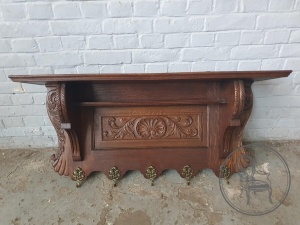 картинка Антикварная резная настенная вешалка салоне старинных вещей "Шебби" являющийся официальным дистрибьютором в России и Беларуси