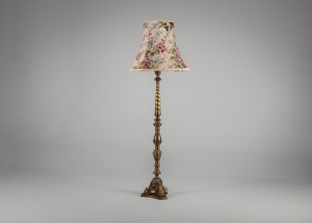 Антикварный латунный торшер на высоком основании и абажуром с цветочным рисунком код. RM4138339