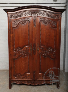 картинка Антикварный шкаф, декорированный растительным орнаментом салоне старинных вещей "Шебби" являющийся официальным дистрибьютором в России и Беларуси