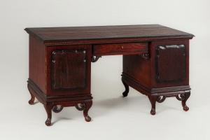 картинка Старинный письменный стол с резными завитками у основания салоне старинных вещей "Шебби" являющийся официальным дистрибьютором в России и Беларуси