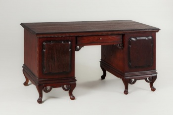 Старинный письменный стол с резными завитками у основания код. RM4101735