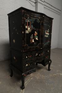 картинка Старинный комод салоне старинных вещей "Шебби" являющийся официальным дистрибьютором в России и Беларуси