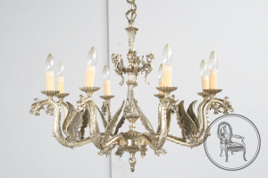 картинка Старинная бронзовая люстра с рожками в виде мифологических существ салоне старинных вещей "Шебби" являющийся официальным дистрибьютором в России и Беларуси