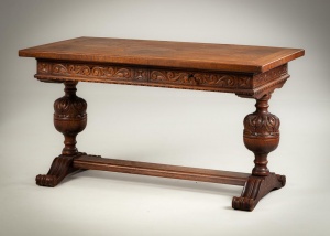 картинка Антикварный дубовый письменный стол с выдвижными ящиками салоне старинных вещей "Шебби" являющийся официальным дистрибьютором в России и Беларуси