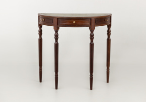 картинка Старинный консольный столик салоне старинных вещей "Шебби" являющийся официальным дистрибьютором в России и Беларуси