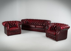 картинка Старинный комплект мебели: диван и два кресла Честерфилд в обивке из натуральной кожи бордового цвета салоне старинных вещей "Шебби" являющийся официальным дистрибьютором в России и Беларуси