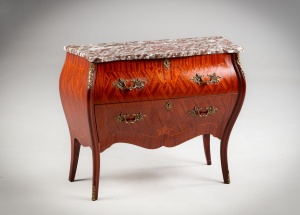 картинка Старинный комод из красного дерева с инкрустацией салоне старинных вещей "Шебби" являющийся официальным дистрибьютором в России и Беларуси