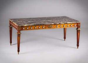 картинка Антикварный журнальный столик с мраморной столешницей, украшенный бронзовыми накладками и фарфоровыми медальонами салоне старинных вещей "Шебби" являющийся официальным дистрибьютором в России и Беларуси