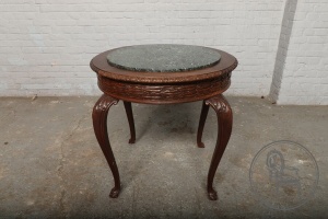 картинка Антикварный дубовый столик с мраморной повехностью салоне старинных вещей "Шебби" являющийся официальным дистрибьютором в России и Беларуси