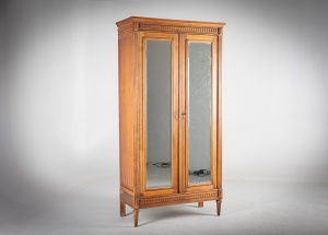 картинка Антикварный шкаф на точеных ножках с зеркальными дверцами салоне старинных вещей "Шебби" являющийся официальным дистрибьютором в России и Беларуси