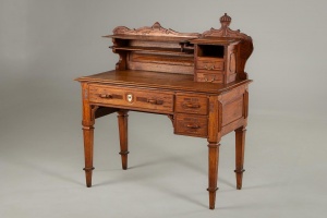 картинка Антикварный письменный стол с художественной резьбой салоне старинных вещей "Шебби" являющийся официальным дистрибьютором в России и Беларуси