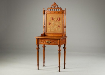 Антикварное бюро с декоративной панелью, украшенной гобеленом код. RM4113553