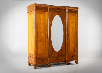 Антикварный шкаф с распашными дверцами и овальным зеркалом код.&nbsp;RM4165889