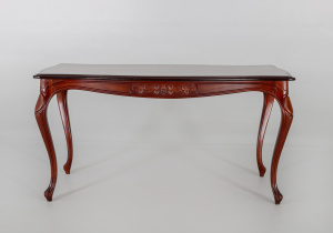 картинка Старинный столик салоне старинных вещей "Шебби" являющийся официальным дистрибьютором в России и Беларуси