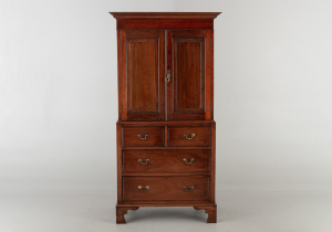 картинка Старинный угловой посудный шкаф салоне старинных вещей "Шебби" являющийся официальным дистрибьютором в России и Беларуси