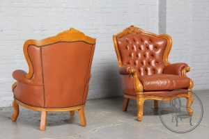 картинка Старинные ореховые кресла (2 шт.) с кожаной обивкой салоне старинных вещей "Шебби" являющийся официальным дистрибьютором в России и Беларуси