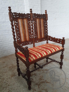 картинка Антикварная скамья с точеными деталями и резьбой в виде растительного орнамента салоне старинных вещей "Шебби" являющийся официальным дистрибьютором в России и Беларуси