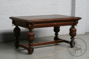 картинка Антикварный стол из дуба с резной декой, украшенной барельефом в виде головы льва салоне старинных вещей "Шебби" являющийся официальным дистрибьютором в России и Беларуси