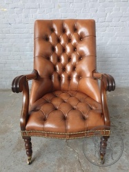 Старинное кресло с каретной стяжкой в стиле Честерфилд код. BE4126294