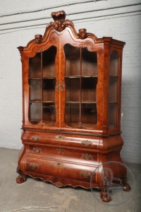 картинка Старинная ореховая витрина с латунными накладками, декорированная фигурными опорами и резной короной салоне старинных вещей "Шебби" являющийся официальным дистрибьютором в России и Беларуси