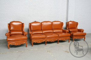 картинка Старинный комплект мягкой кожаной мебели мебели в стиле рококо салоне старинных вещей "Шебби" являющийся официальным дистрибьютором в России и Беларуси