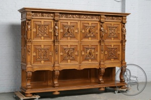 картинка Старинный комод с резьбой в готическом стиле салоне старинных вещей "Шебби" являющийся официальным дистрибьютором в России и Беларуси