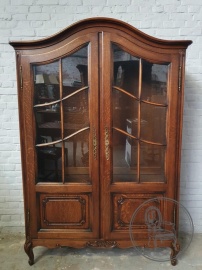 Антикварная витрина на изящных резных ножках код. BE4097686