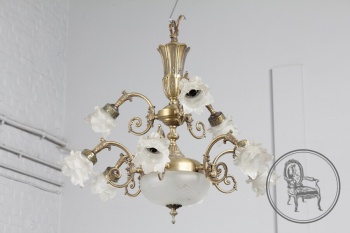 Старинная люстра из бронзы с плафонами из стекла в виде цветов код. BE4096757
