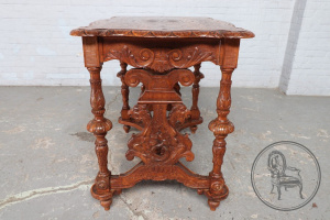 картинка Антикварный ореховый стол с резной столешницей салоне старинных вещей "Шебби" являющийся официальным дистрибьютором в России и Беларуси