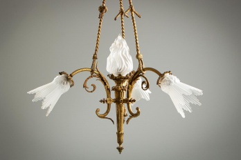 Антикварная люстра из бронзы с матовыми плафонами в виде цветов код. RM4107759