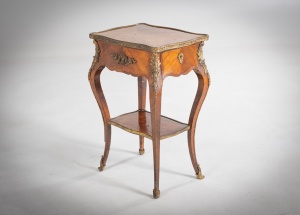 картинка Антикварный комод с бронзовыми элементами салоне старинных вещей "Шебби" являющийся официальным дистрибьютором в России и Беларуси