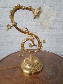 Старинная настольная лампа в форме цветка с распустившимся бутоном код. BE3259546