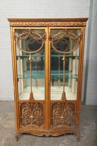 картинка Антикварная витрина-горка салоне старинных вещей "Шебби" являющийся официальным дистрибьютором в России и Беларуси