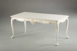 картинка Старинный журнальный столик с изящной резьбой салоне старинных вещей "Шебби" являющийся официальным дистрибьютором в России и Беларуси