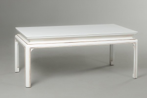 картинка Старинный журнальный столик белого цвета салоне старинных вещей "Шебби" являющийся официальным дистрибьютором в России и Беларуси