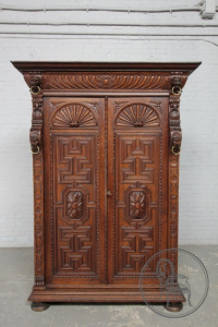 картинка Антикварный шкаф салоне старинных вещей "Шебби" являющийся официальным дистрибьютором в России и Беларуси