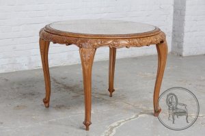 картинка Антикварный кофейный столик салоне старинных вещей "Шебби" являющийся официальным дистрибьютором в России и Беларуси