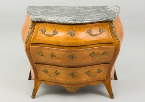 картинка Старинный Комод салоне старинных вещей "Шебби" являющийся официальным дистрибьютором в России и Беларуси