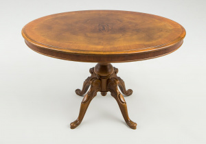 картинка Старинный столик салоне старинных вещей "Шебби" являющийся официальным дистрибьютором в России и Беларуси