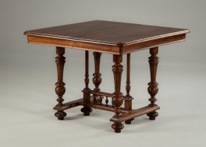 картинка Антикварный стол с резными ножками и царгами выразительной формы салоне старинных вещей "Шебби" являющийся официальным дистрибьютором в России и Беларуси