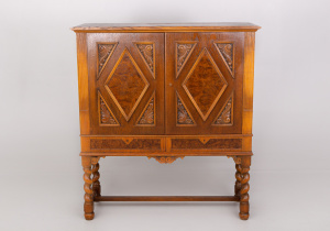 картинка Старинный комод салоне старинных вещей "Шебби" являющийся официальным дистрибьютором в России и Беларуси