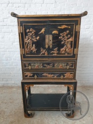 Антикварный комод в стиле Шинуазри из темного дерева с золотистой росписью и рельефными элементами код. BE4165780