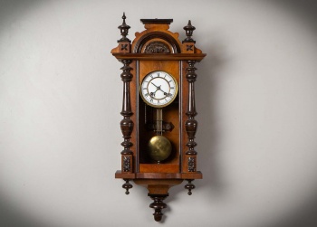 Антикварные настенные часы в корпусе из красного дерева код.&nbsp;RM4165567